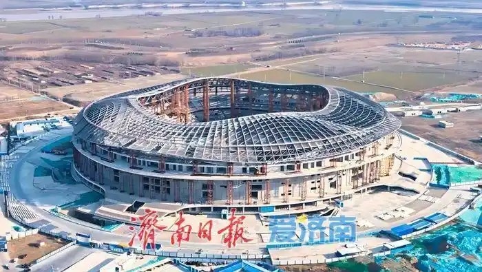  魯媒：戴上1.6萬噸“鋼鐵巨冠”，黃河體育中心球場完成屋蓋施工
