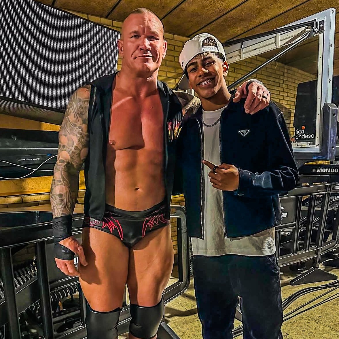  小心RKO！亞馬爾現(xiàn)場觀戰(zhàn)WWE，和奧爾頓、Triple H等合影
