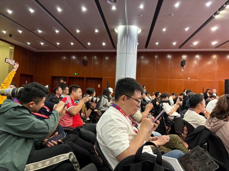  萬眾矚目！記者擠滿國足賽前新聞發(fā)布廳，賽場記者預(yù)計(jì)超300人