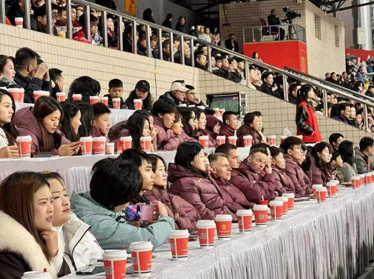  北青體育：中國女足現(xiàn)身中甲賽場，觀看重慶銅梁龍vs遼寧鐵人