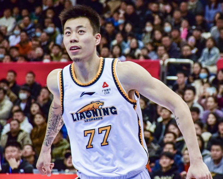  狀態(tài)復蘇！張鎮(zhèn)麟上半場11投7中&三分4中1 拿到15分4板4助2斷
