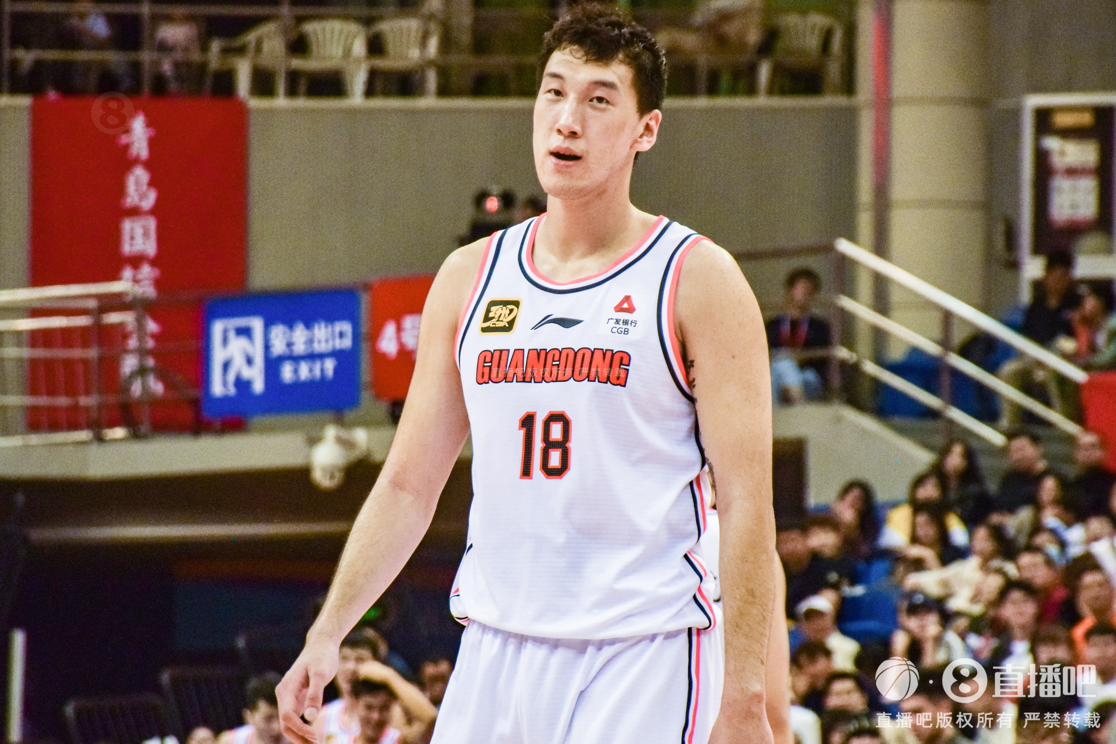  神射手！杜潤旺上半場三分5中4得到12分1板1助1斷